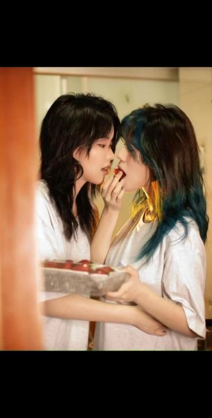 双子女给你种草莓吃_代表什么含义